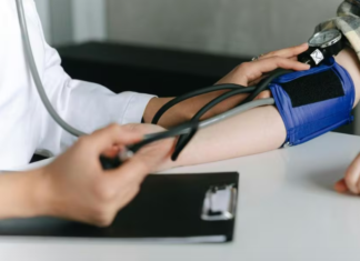 High Blood Pressure In Young Adults: 20 से 30 की उम्र में ही क्यों घेर रहा बीपी, किन दिक्कतों से हो रही यह बीमारी?